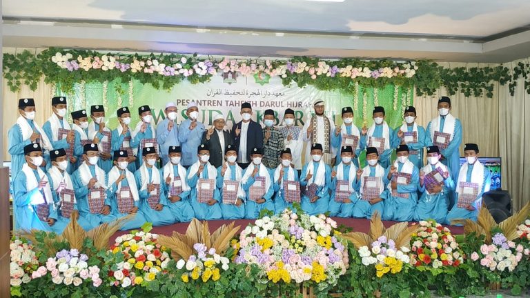 Mencetak para kader berkualitas dalam kegiatan wisuda santri LKSA Darul Hijrah angkatan 2021