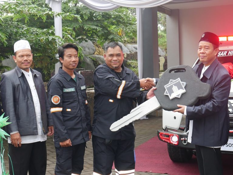 Depsos DPW Serahkan Armada kepada SAR Hidayatullah Jawa Timur