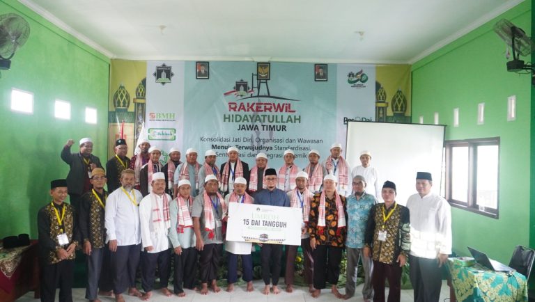 DPW Hidayatullah Jatim  Umrohkan 15 Kader Dai