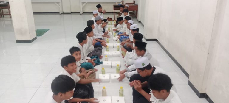 Merajut Asa di Waktu Magrib: Momen Hangat Pengurus DPD Hidayatullah Tuban Bersama Santri