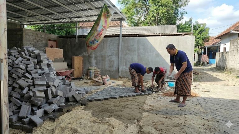 Pimpin Langsung Kerja Bakti, Ketua DPD Hidayatullah Sumenep Turun Tangan Pasang Paving di Guluk-Guluk