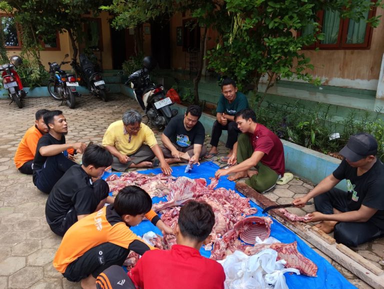 Sinergi DPD Hidayatullah Tuban dan BMH Salurkan Daging Qurban ke Warga Sekitar Kampus hingga Tenaga Pendidik